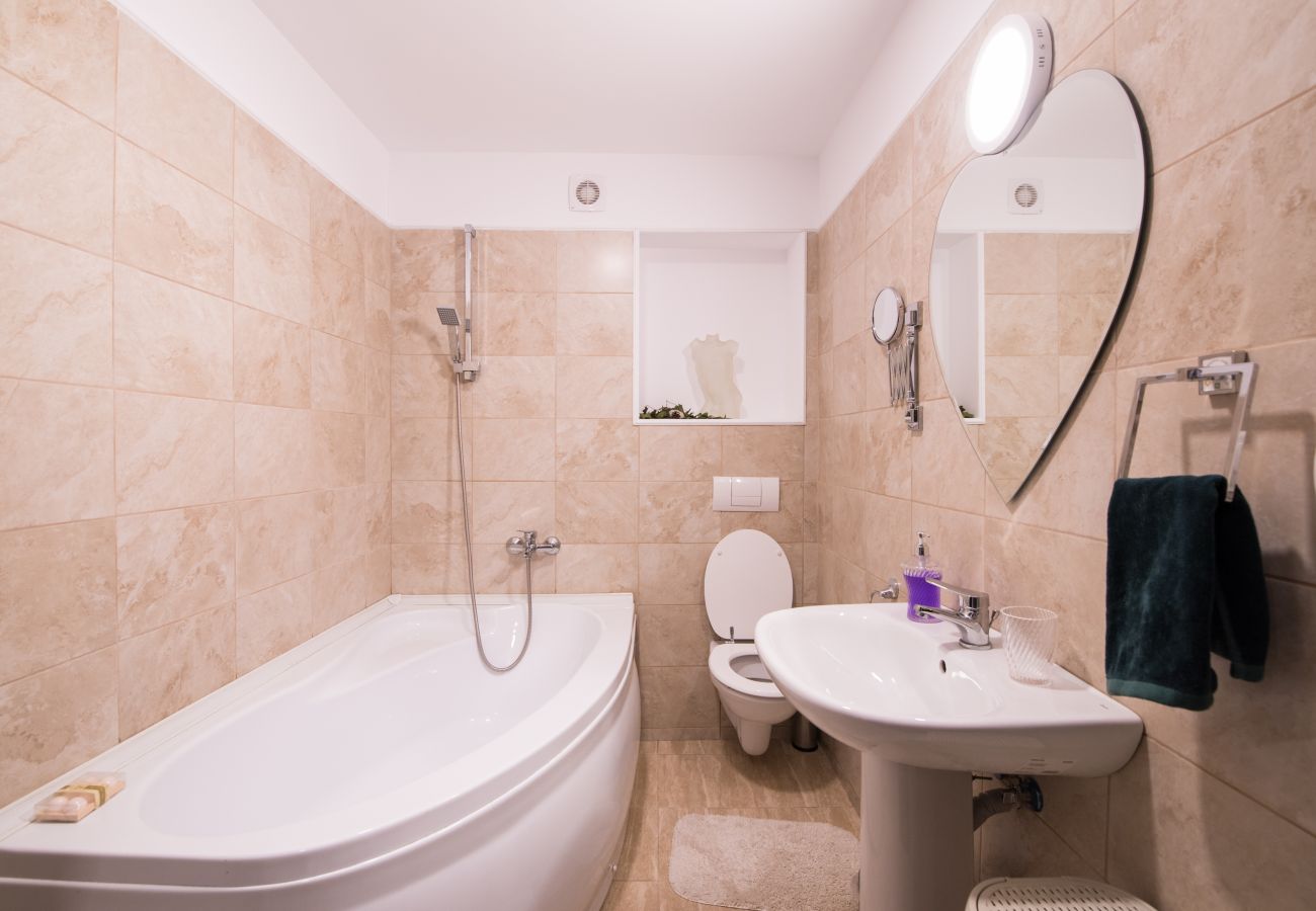Apartment in Sinaia - Castle Suite art design- mountain view and private parking