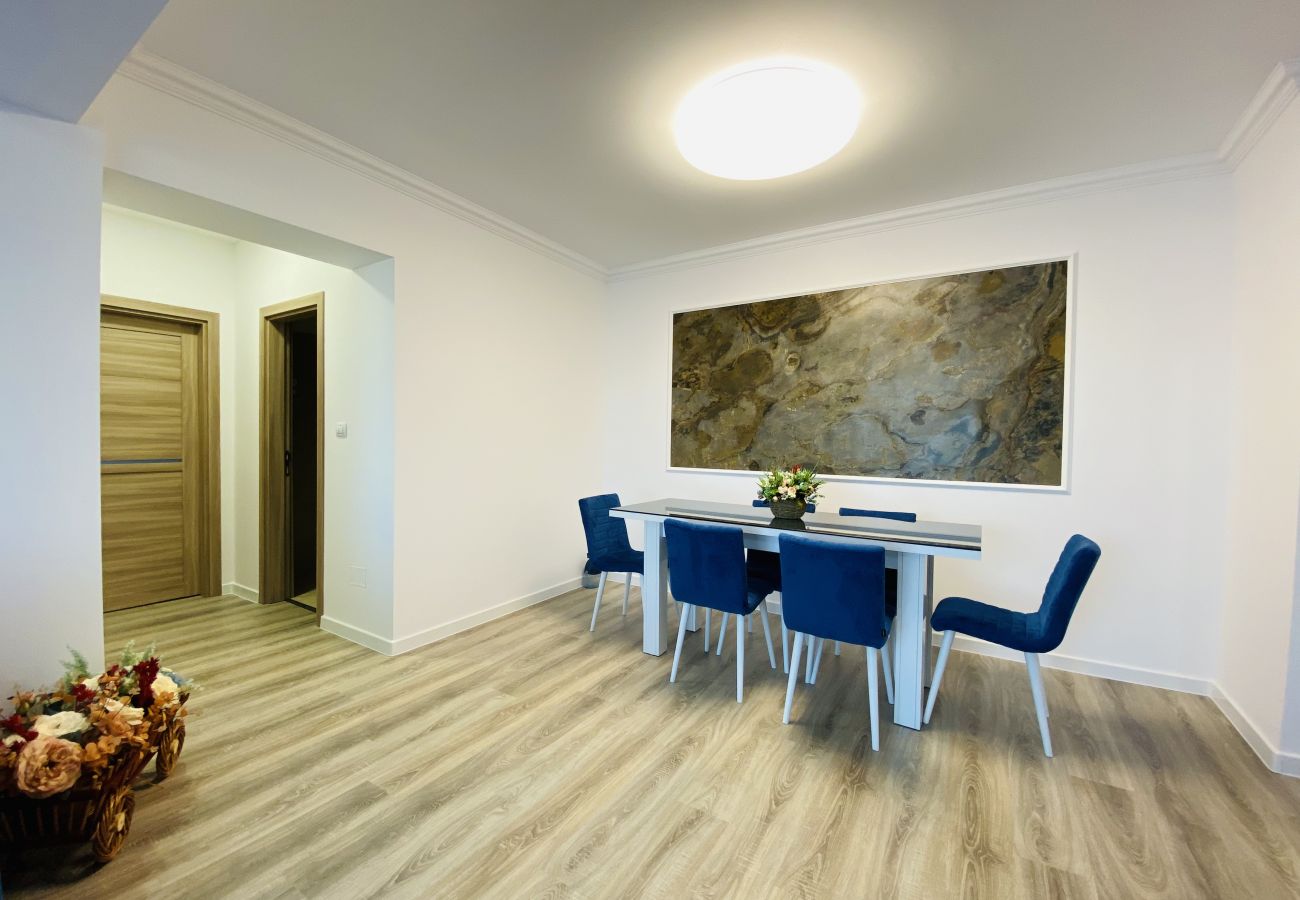 Apartment in Craiova - Two  Bedrooms with Balcony & Parking