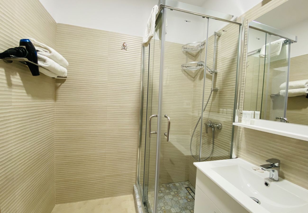 Apartment in Craiova - Two  Bedrooms with Balcony & Parking