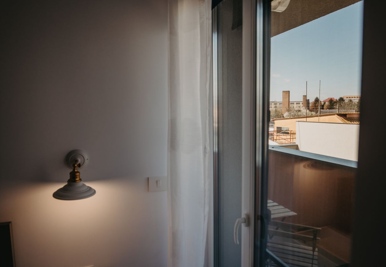 Apartment in Timisoara - Charming Flat with balcony & private parking
