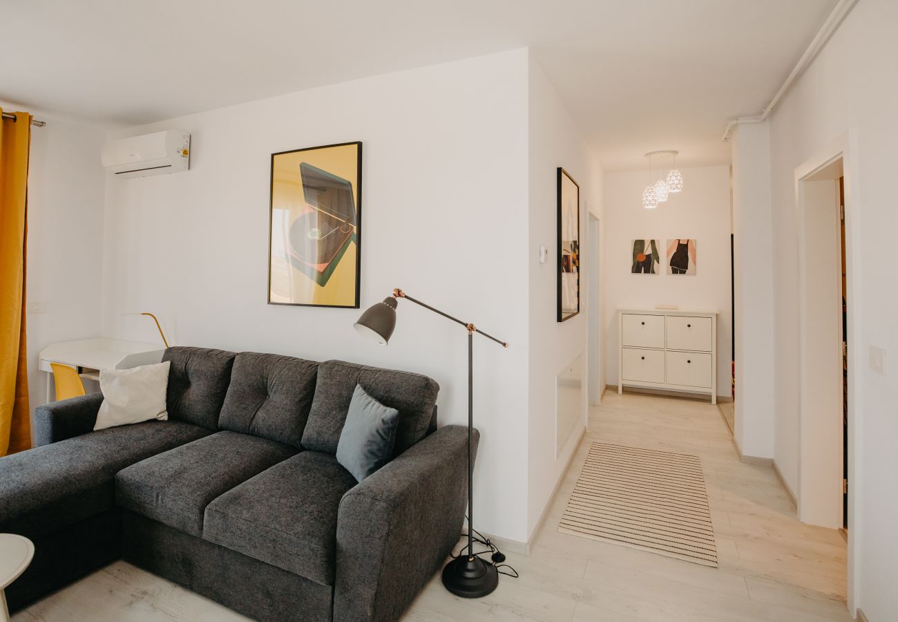 Apartment in Timisoara - Charming Flat with balcony & private parking