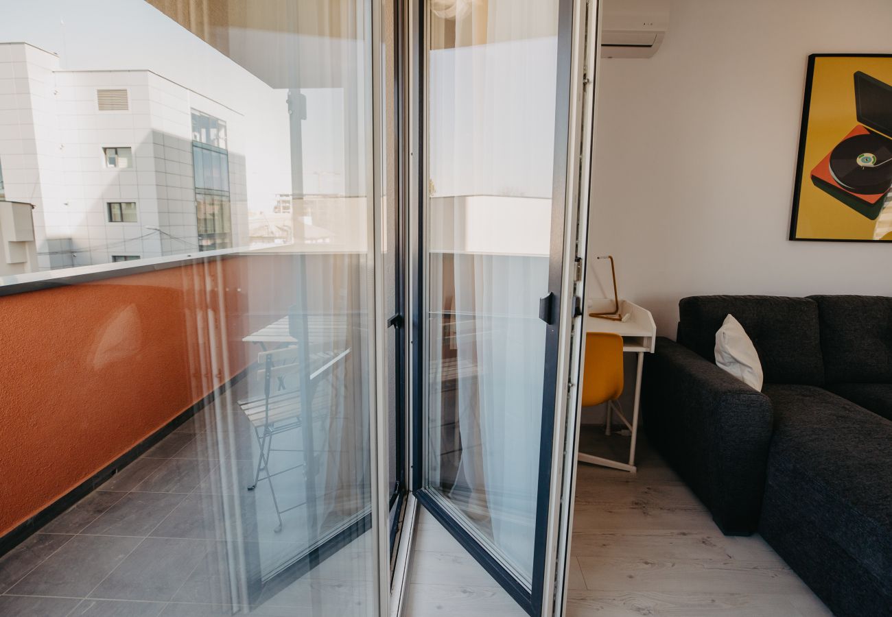 Apartment in Timisoara - Charming Flat with balcony & private parking
