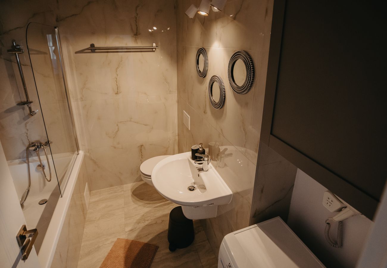 Apartment in Timisoara - Charming Flat with balcony & private parking