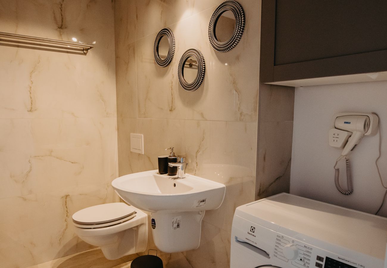 Apartment in Timisoara - Charming Flat with balcony & private parking