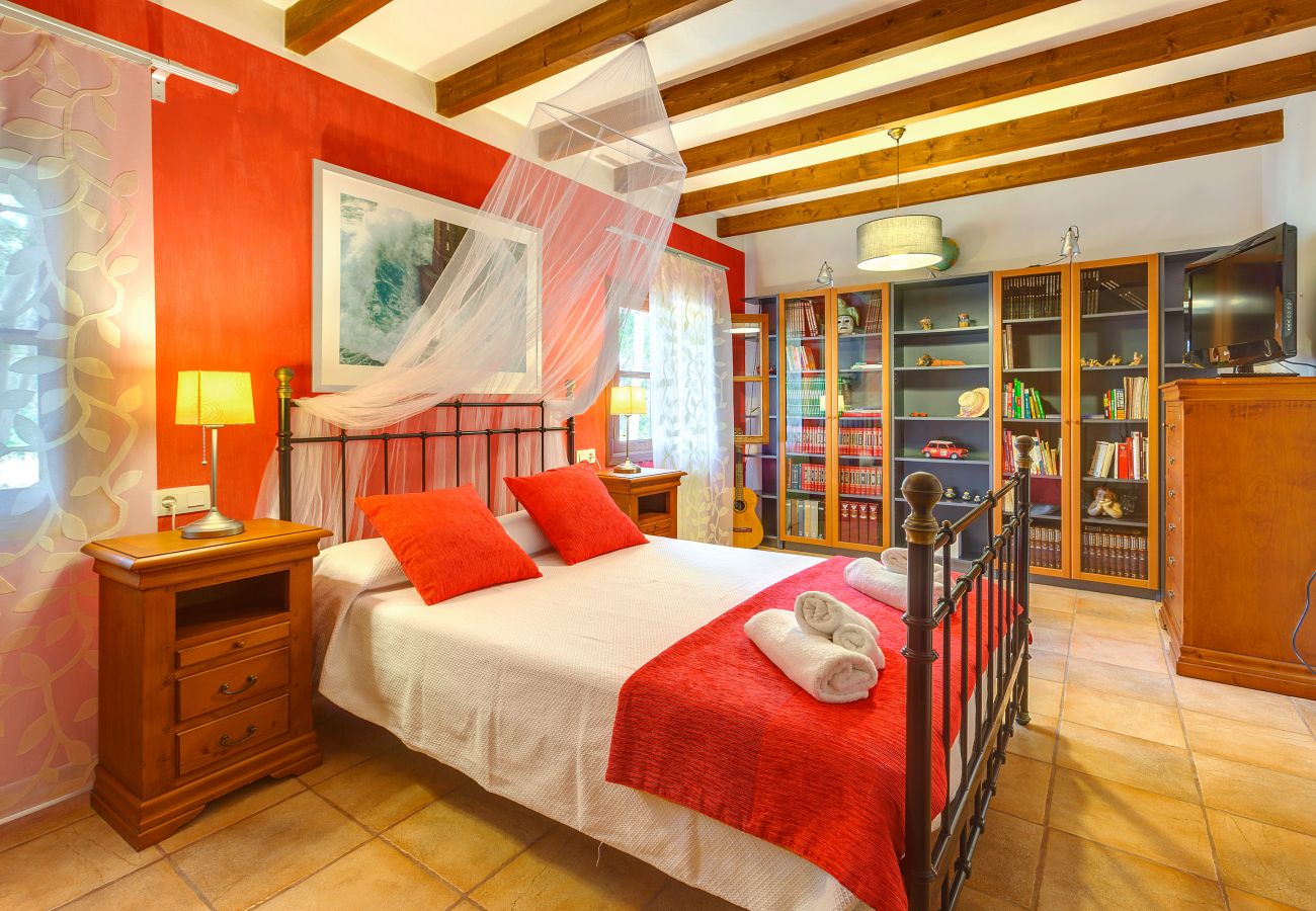 Bedroom double bed villa rental Mallorca