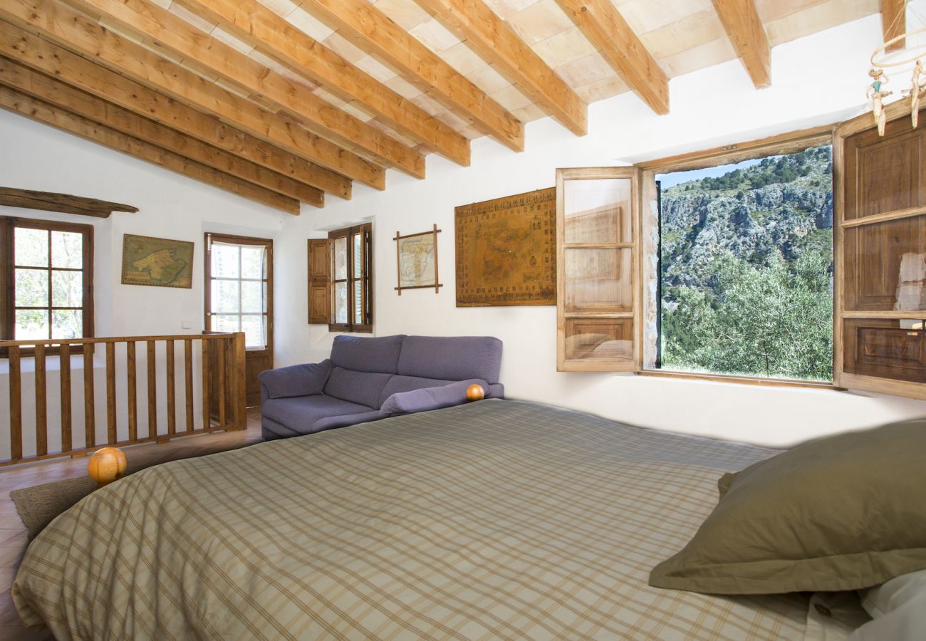 Bedroom mountain views holiday villa Majorca