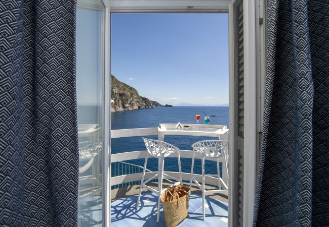 Rent by room in Praiano - Romantic Room - A Rockside Escape Rent by room in Praiano - Romantic Room - A Rockside Escape