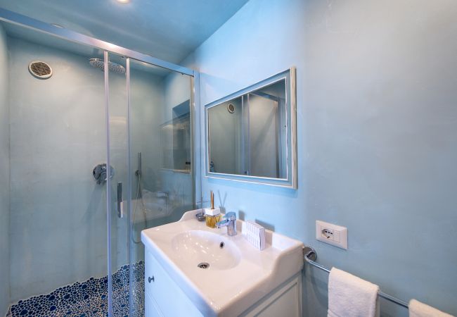 Rent by room in Praiano - Romantic Room - A Rockside Escape Rent by room in Praiano - Romantic Room - A Rockside Escape