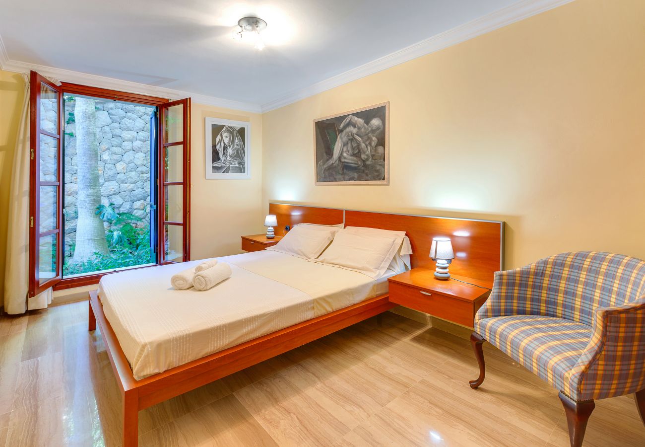 Guest bedroom with access to the garden.