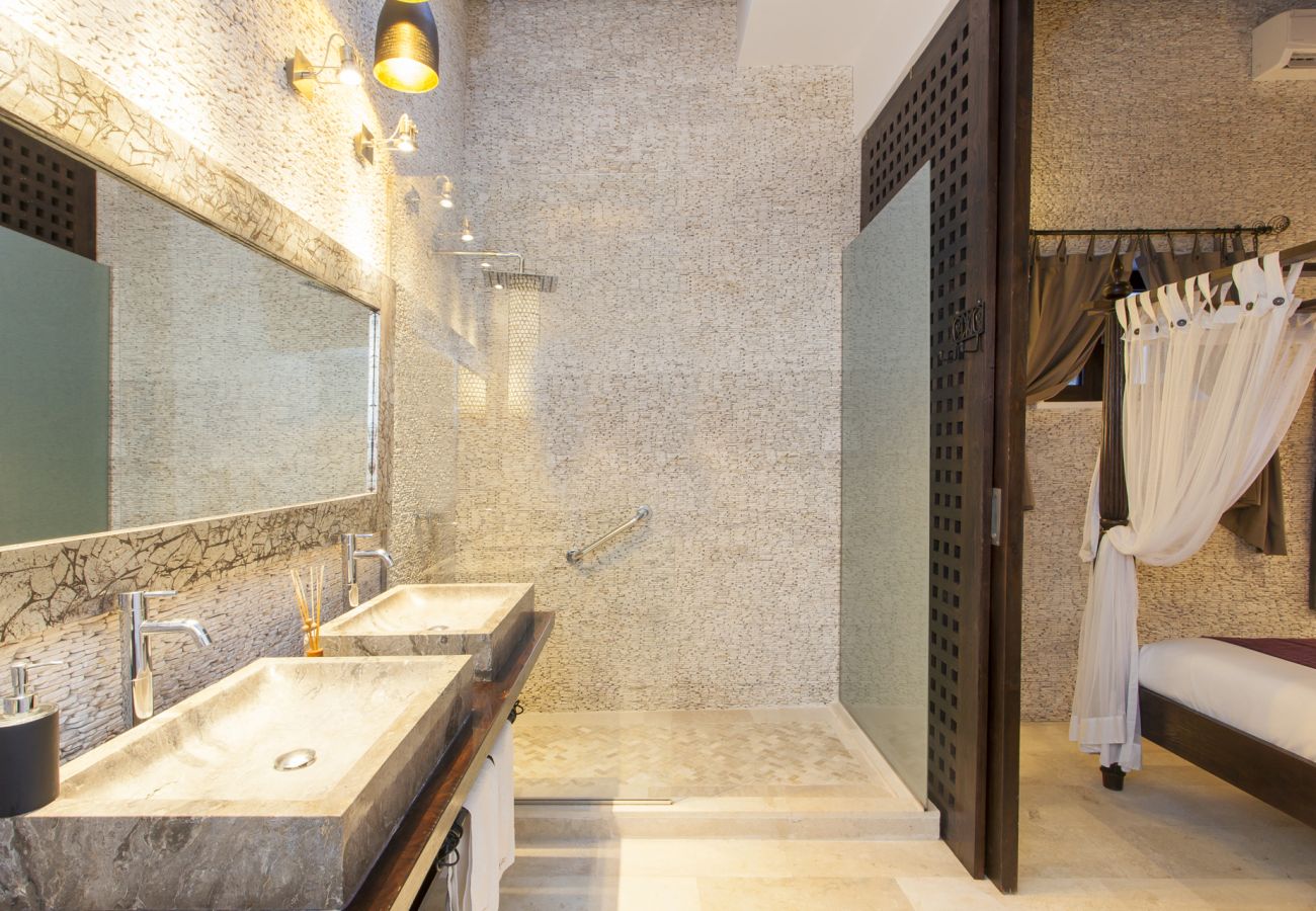 Bedroom en-suite bathroom luxurious Villa Ibiza