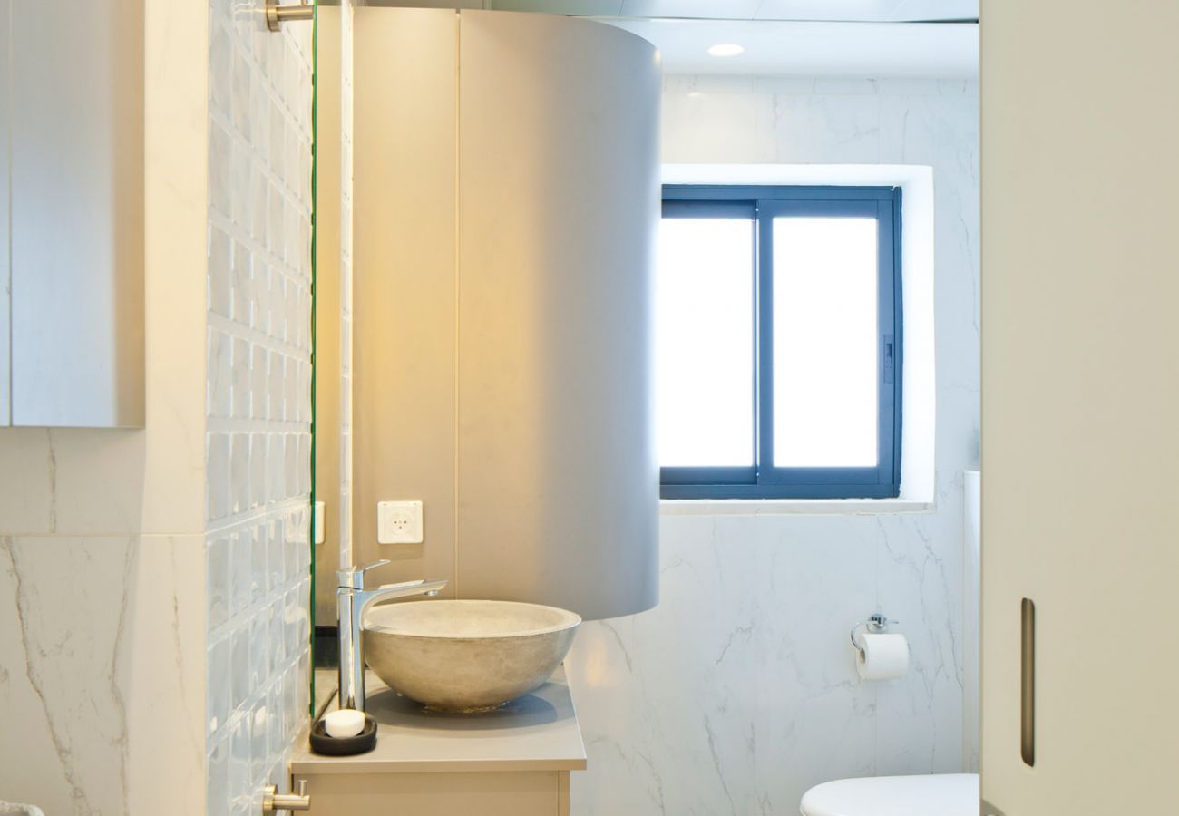 Bright and modern bathroom in apartment on Ben Yehuda st.