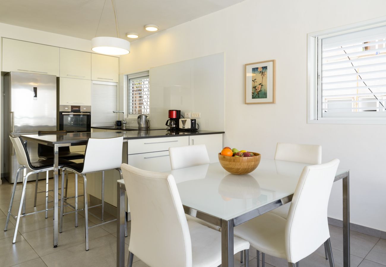 Apartment in Tel Aviv - Jaffa - Cozy Beach Home + Private PARKING!