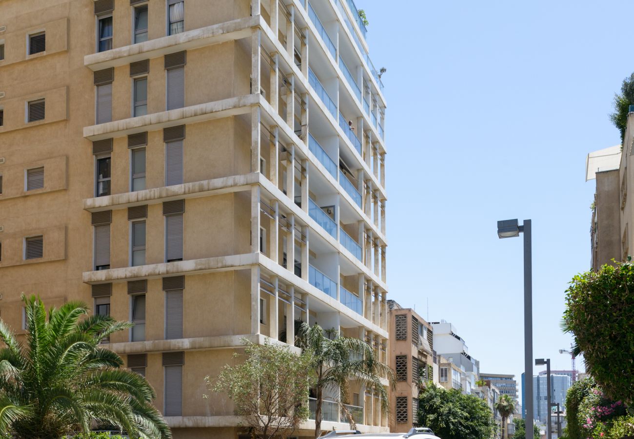 Apartment in Tel Aviv - Jaffa - Pretty Terrace, 1min to Beach & PARKING!