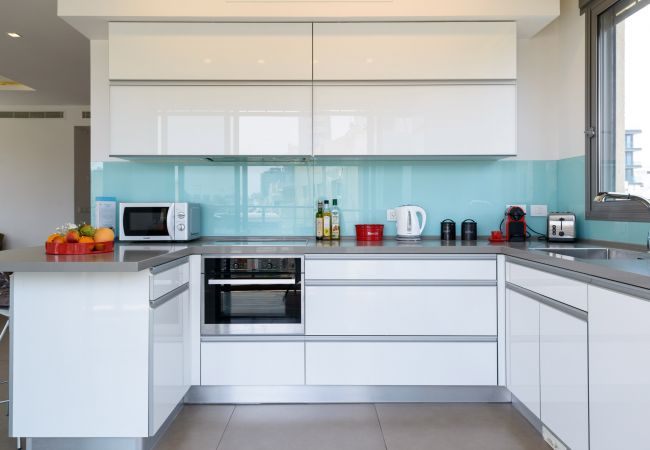 Modern and spacious kitchen on Ben Yehuda st.