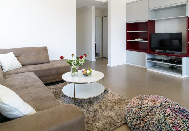 Cozy living room with comfortable couch and a tv on Ben Yehuda st. 