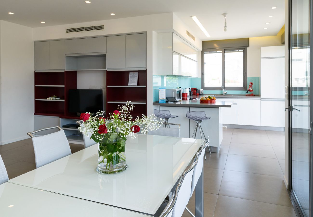 Beautiful and spacious dining area and the kitchen on Ben Yehuda st. 