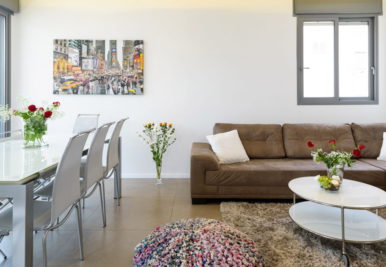 Luminous and modern living room with a comfy couch on Ben Yehuda st. 