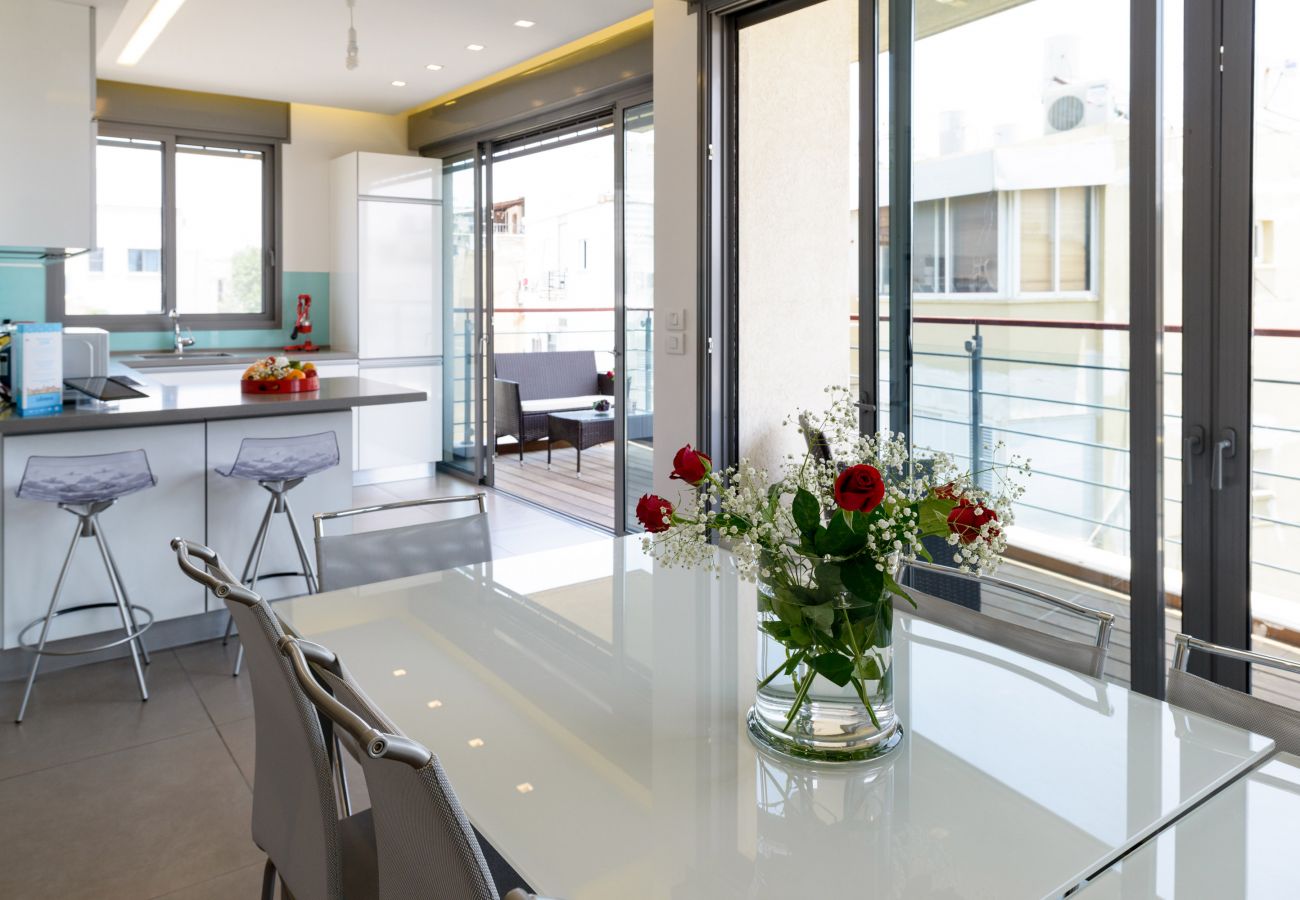Beautiful dining area and the kitchen with lots of light on Ben Yehuda st.