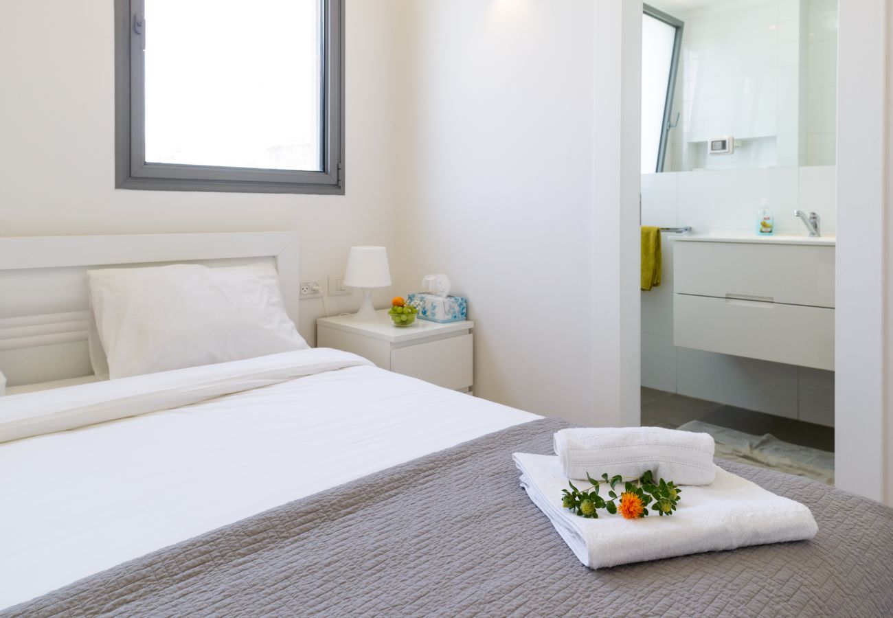 View on the modern bathroom from the big and comfy bed on Ben Yehuda st.