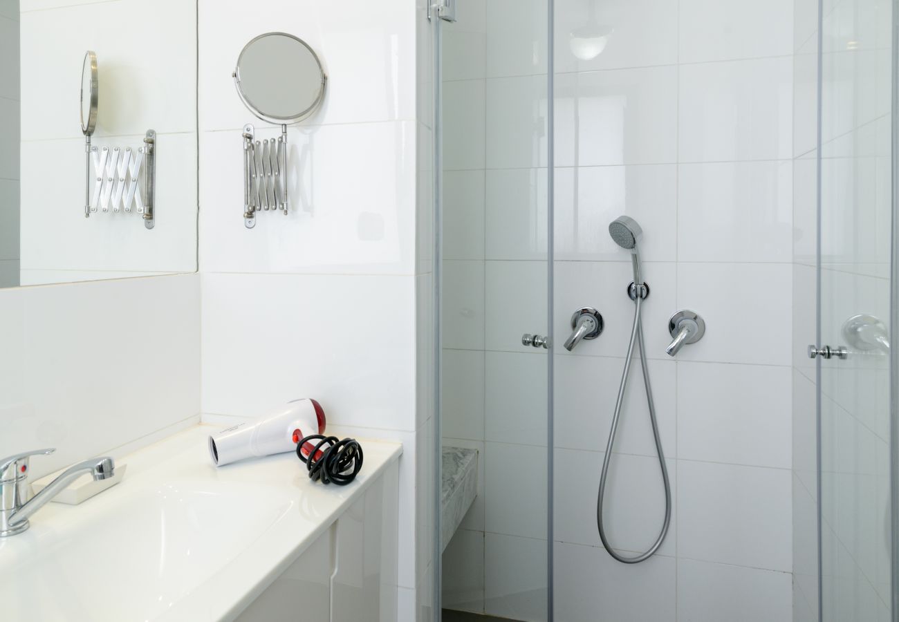 Clean and modern bathroom with shower on Ben Yehuda st. 