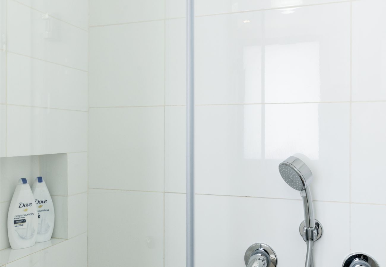 Clean and modern shower on Ben Yehuda st.