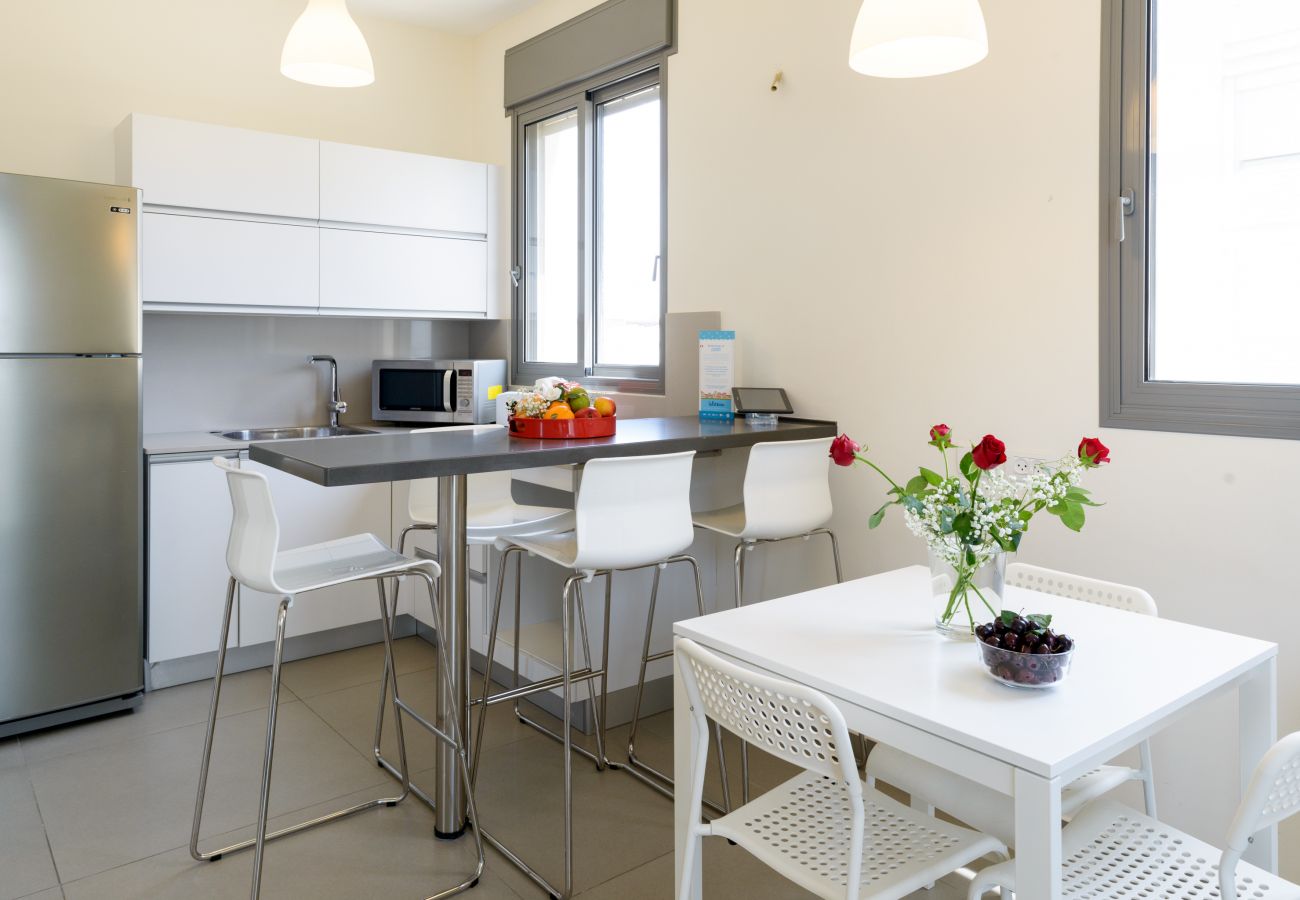Beautiful modern kitchen with high chairs on Ben Yehuda st.