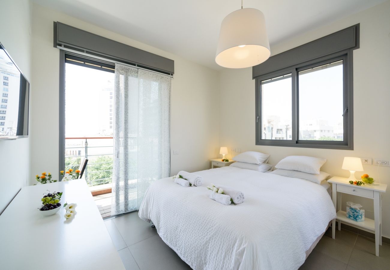 Luminous bedroom with a balcony on Ben Yehuda st. 