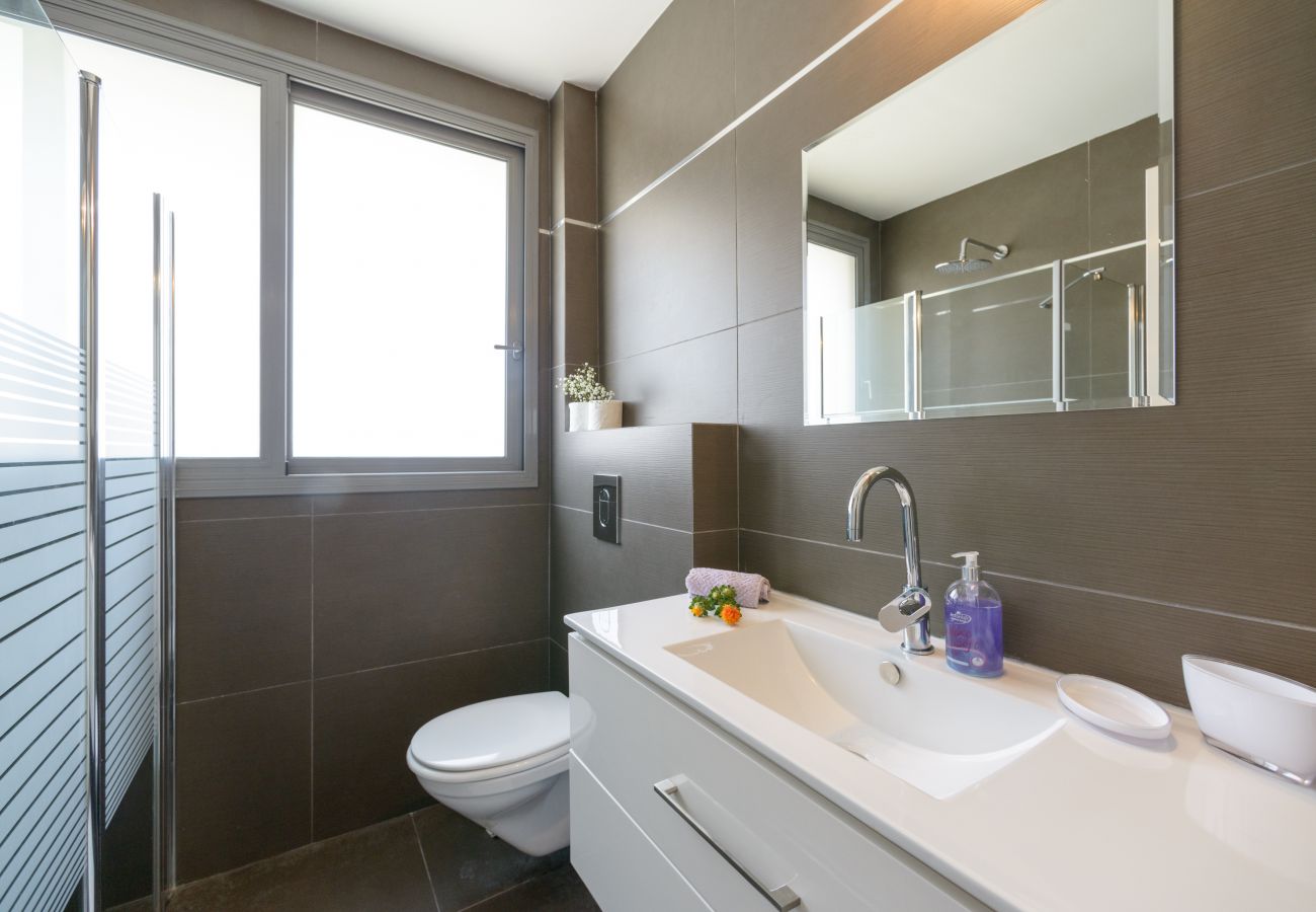 Modern bathroom with shower in Tel Aviv apartment 