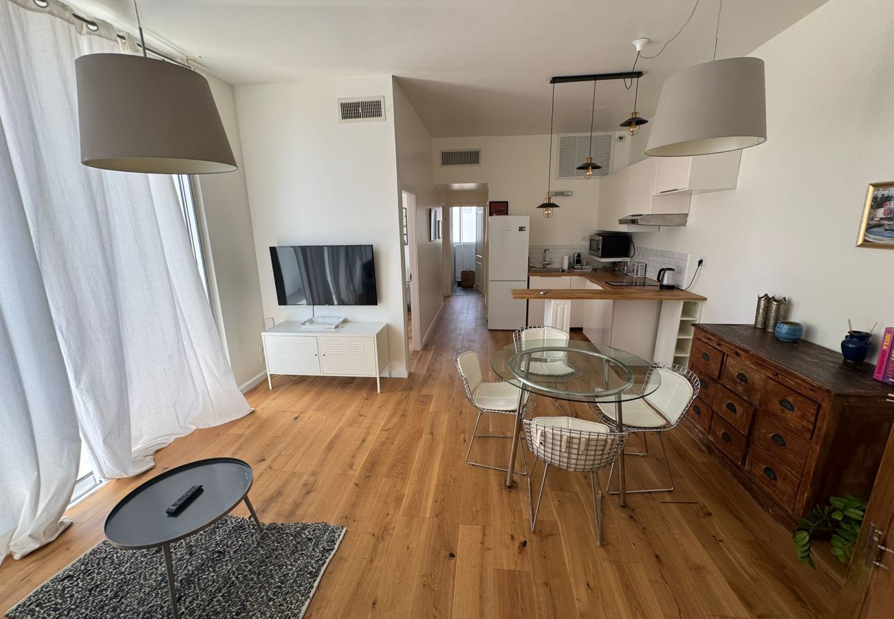 Apartment in Tel Aviv - Jaffa - Lovely 2BR with Balcony at Gordon Beach by FeelHome