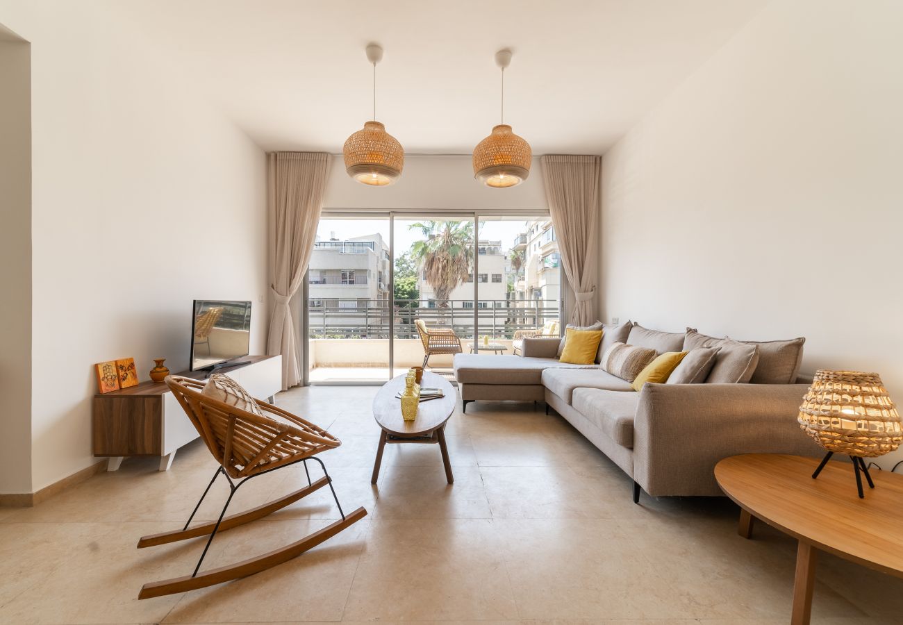 Apartment in Tel Aviv - Jaffa - Nice 2BR with a balcony, 2 mins from Beach!