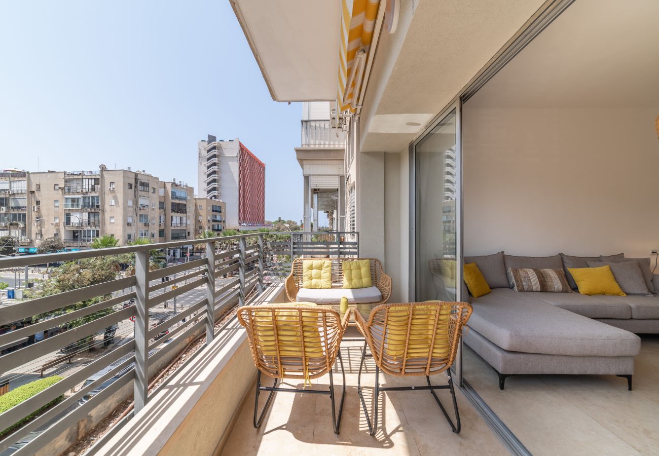 Apartment in Tel Aviv - Jaffa - Nice 2BR with a balcony, 2 mins from Beach!