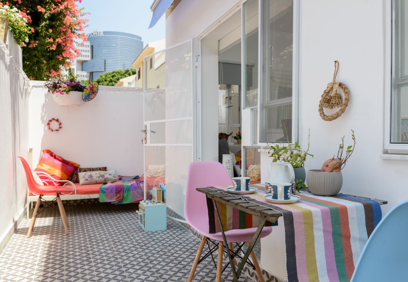 Apartment in Tel Aviv - Jaffa - Private Garden & PARKING, Vintage-Chic!