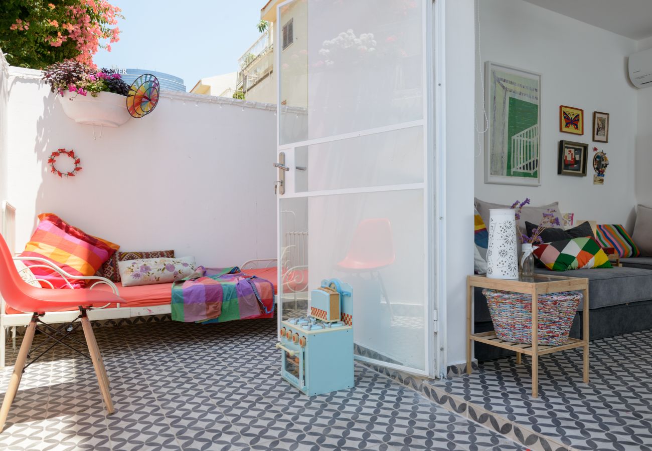 Apartment in Tel Aviv - Jaffa - Private Garden & PARKING, Vintage-Chic!