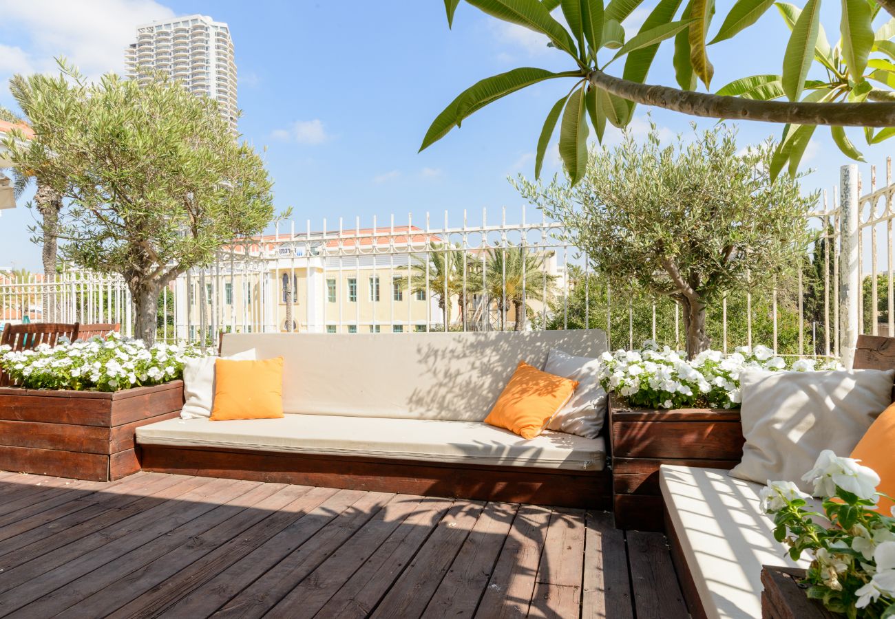 Apartment in Tel Aviv - Jaffa - Elegant French Penthouse in Neve Tzedek + Parking