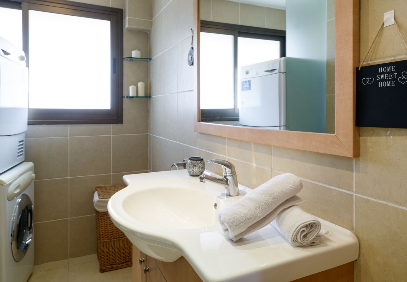 Apartment in Tel Aviv - Jaffa - Upscale Family Home with Balcony, Parking next to Beach by FeelHome