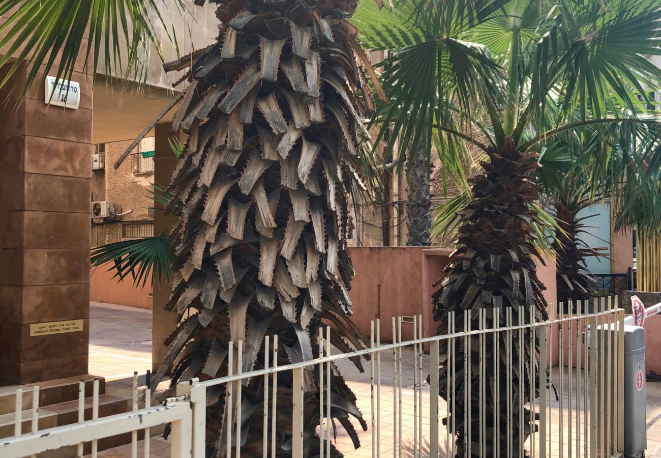 Apartment in Tel Aviv - Jaffa - Upscale Family Home with Balcony, Parking next to Beach by FeelHome