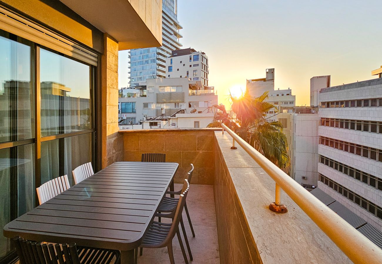 Apartment in Tel Aviv - Jaffa - Upscale Family Home with Balcony, Parking next to Beach by FeelHome