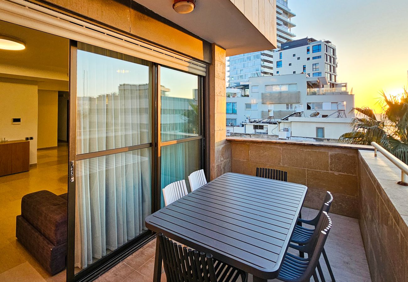 Apartment in Tel Aviv - Jaffa - Upscale Family Home with Balcony, Parking next to Beach by FeelHome