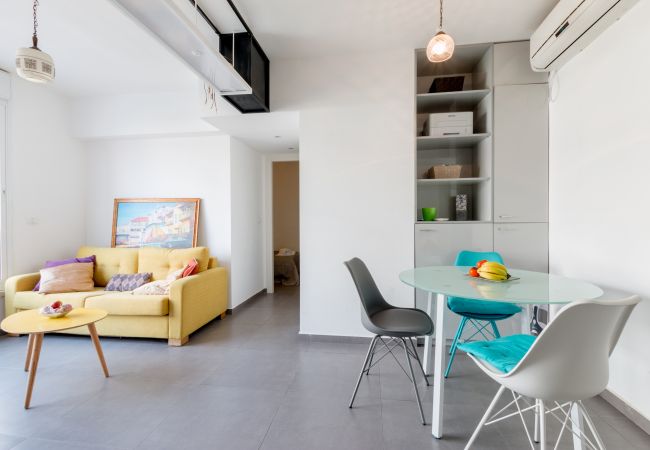 Colorful dining area with the table and 3 chairs in apartment in Florentin