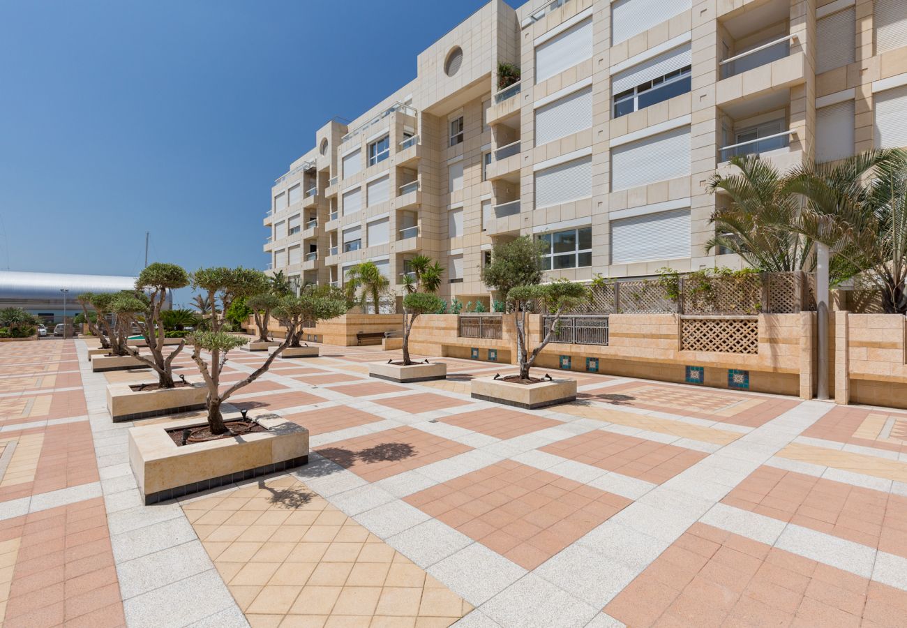 Apartment in Herzliya - HUGE Family Home! Pool & Parking!