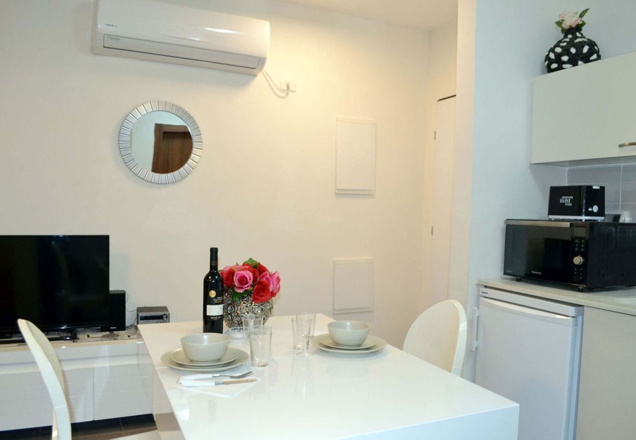 Apartment in Tel Aviv - Jaffa - Classic 1BR in City Center near Beach by FeelHome