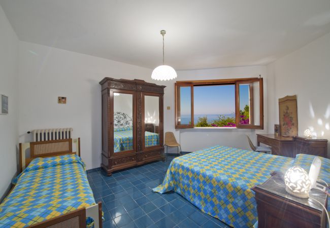 Villa in Praiano - Villa Albatros - Stunning 2 floors Villa for large groups! Villa in Praiano - Villa Albatros - Stunning 2 floors Villa for large groups!