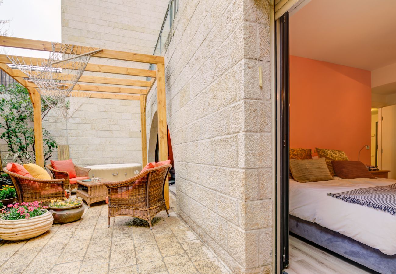 Apartment in Jerusalem - David's Village Spacious Apartment - Private Parking, Secret Garden & Jacuzzi!