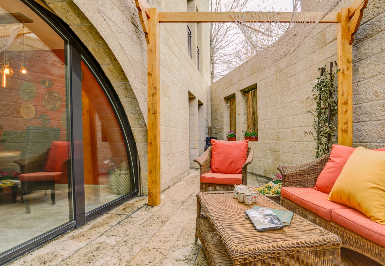 Apartment in Jerusalem - Jacuzzi & Secret Garden in David's Village by FeelHome