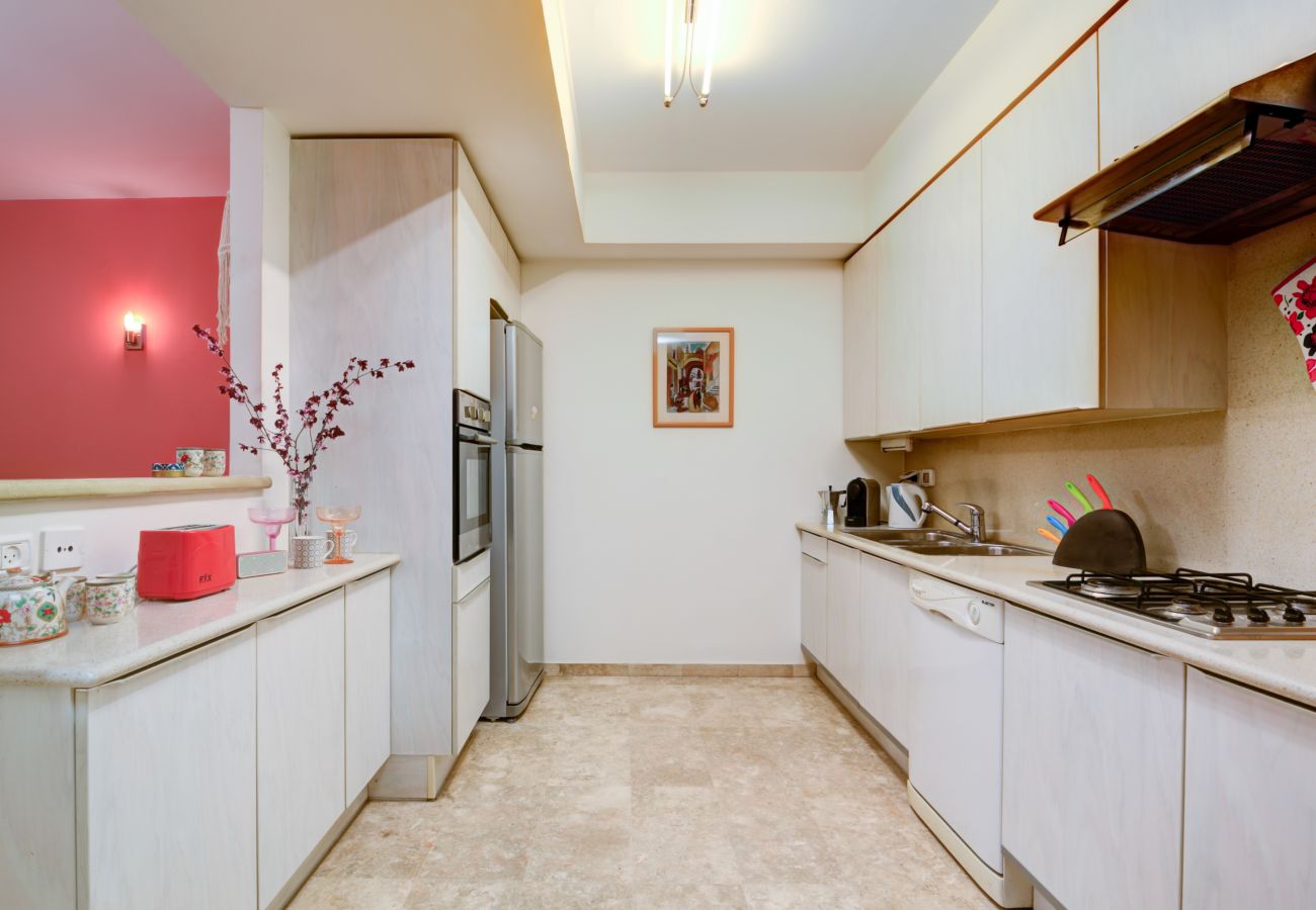 Apartment in Jerusalem - Jacuzzi & Secret Garden in David's Village by FeelHome