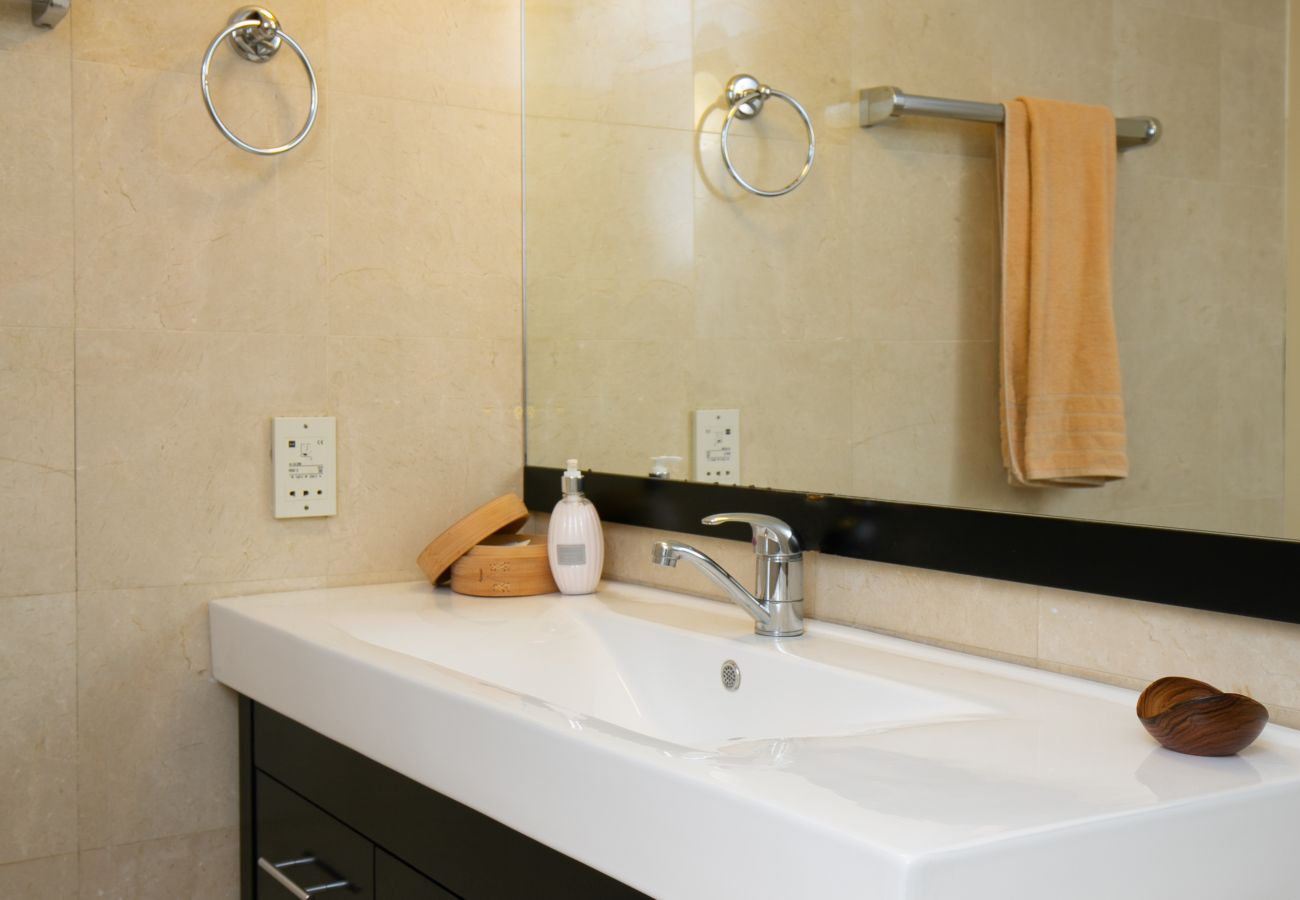 Apartment in Jerusalem - Jacuzzi & Secret Garden in David's Village by FeelHome