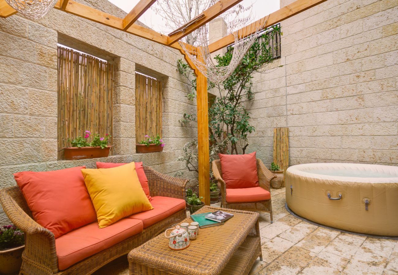 Apartment in Jerusalem - Jacuzzi & Secret Garden in David's Village by FeelHome