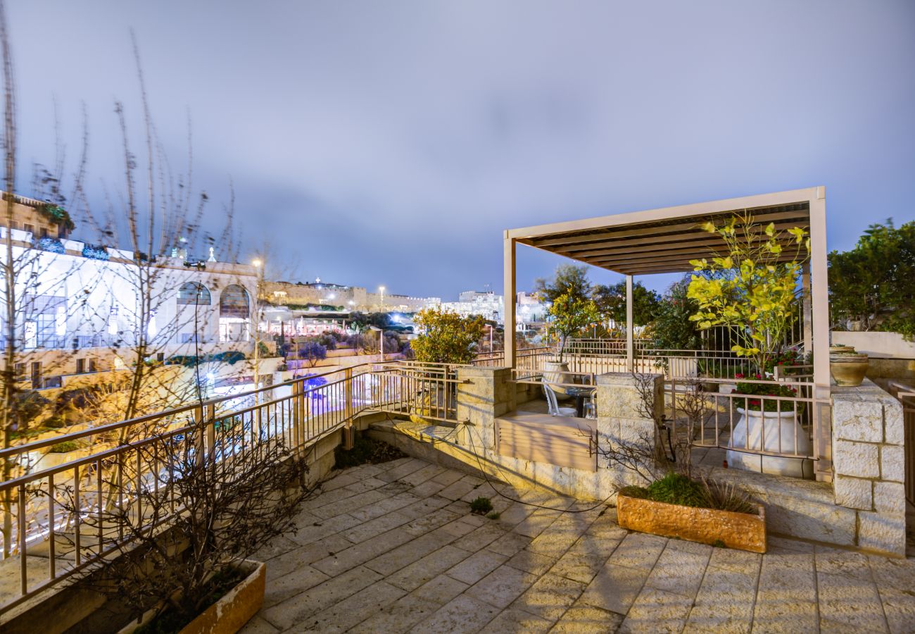 Apartment in Jerusalem - Jacuzzi & Secret Garden in David's Village by FeelHome