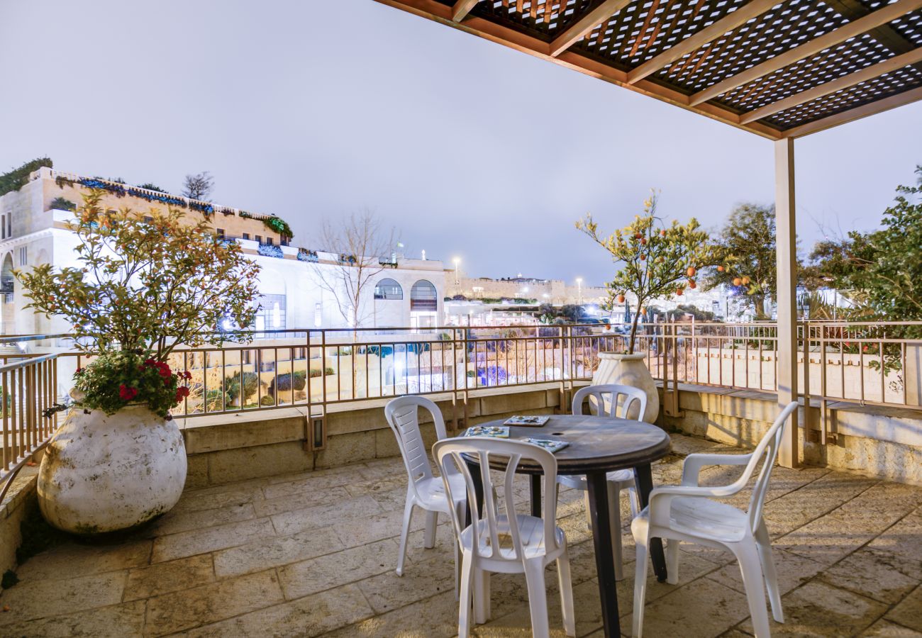 Apartment in Jerusalem - Jacuzzi & Secret Garden in David's Village by FeelHome