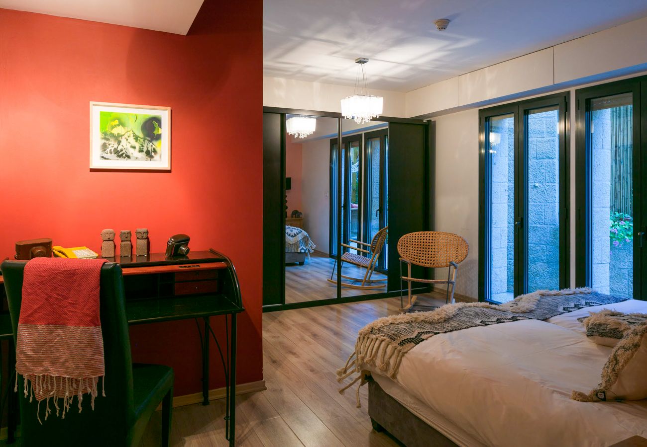 Apartment in Jerusalem - Jacuzzi & Secret Garden in David's Village by FeelHome